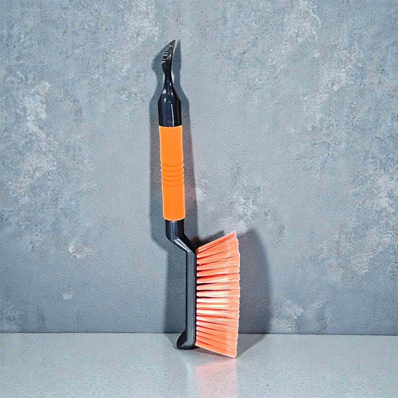 Щетка для уборки снега 41см со скребком  (оранжевая).