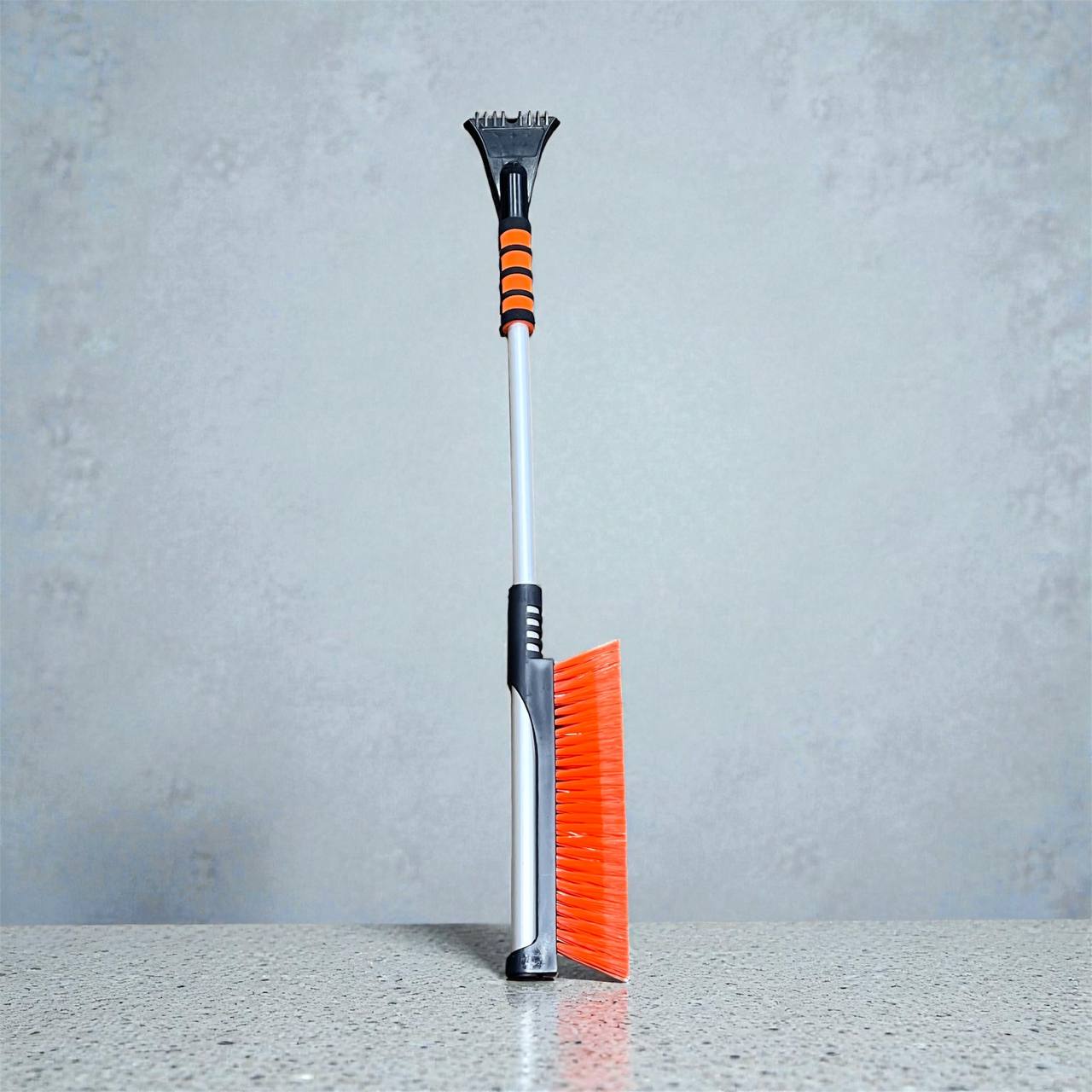 Щетка для уборки снега, со скребком телескопическая (оранжевая).