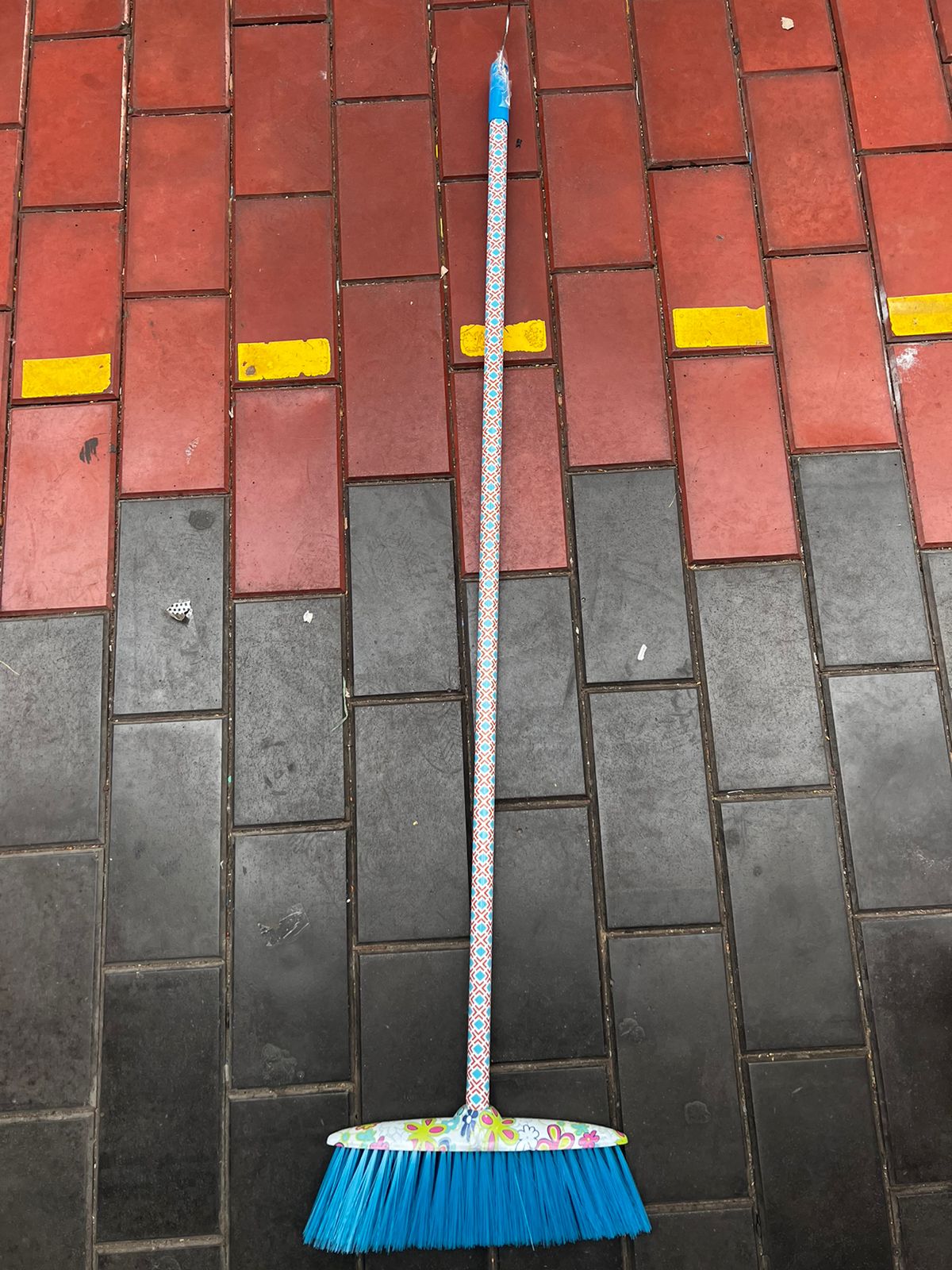 Щётка для пола с отбойниками, окрашенный черенок, 27×6×126 см